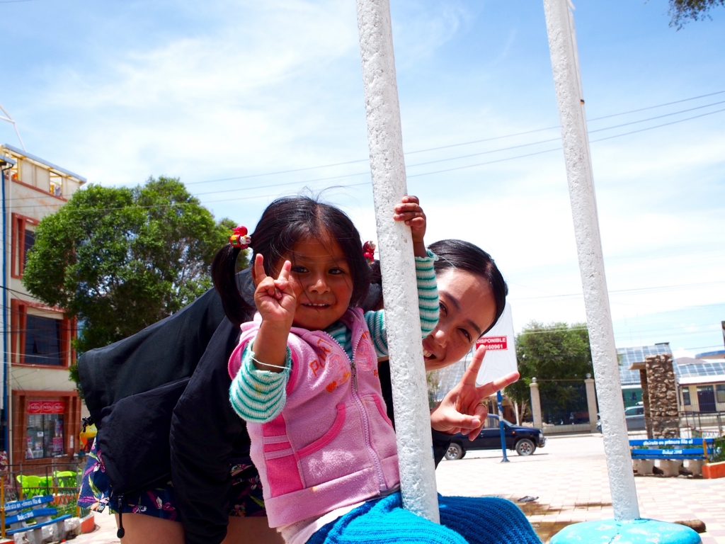 ウユニの町で地元の子どもと遊ぶ