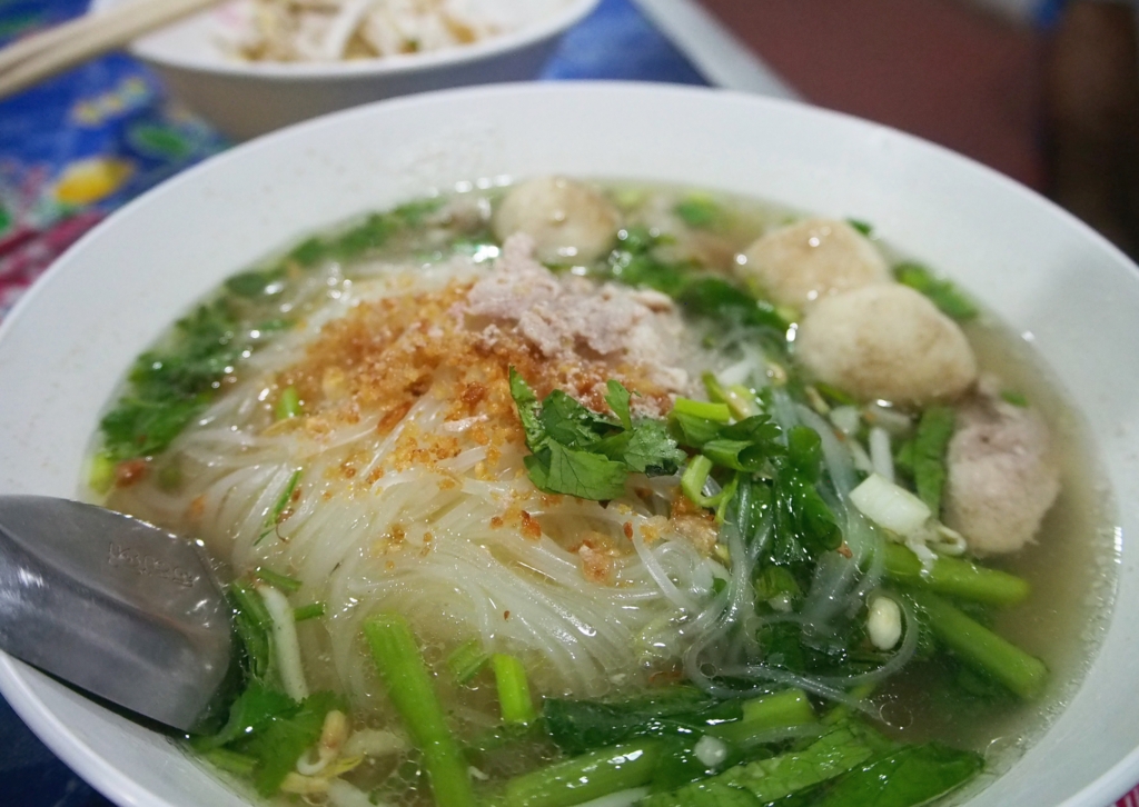 こちらは透き通ったあっさりスープの麺