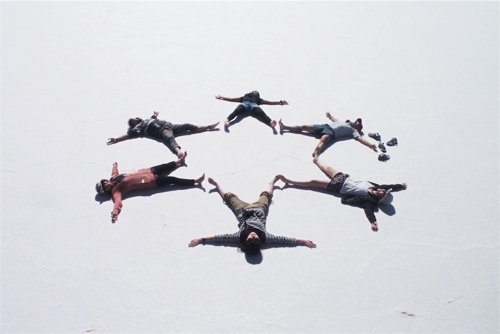 真っ白なウユニ塩湖でひと遊び