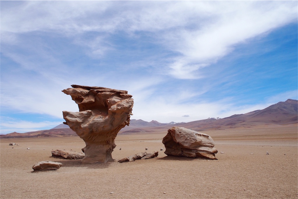 倒れそうなのにちゃんと立っている岩