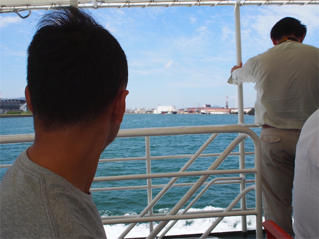 海の上から故郷を眺めるひと時