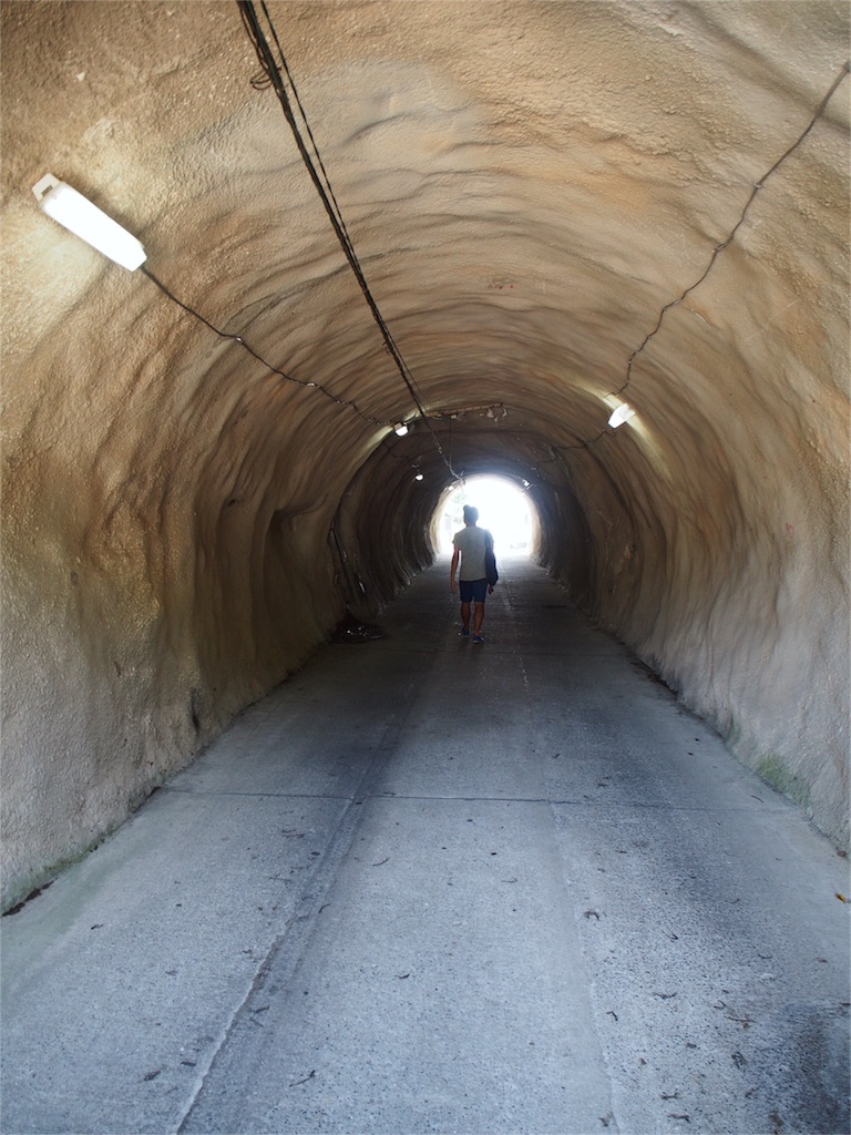 藍島トンネルを進んでいくと...