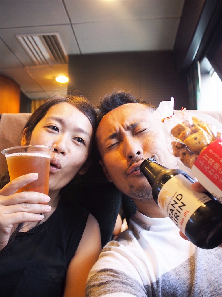 ビートル船内でビールとおつまみを楽しむ