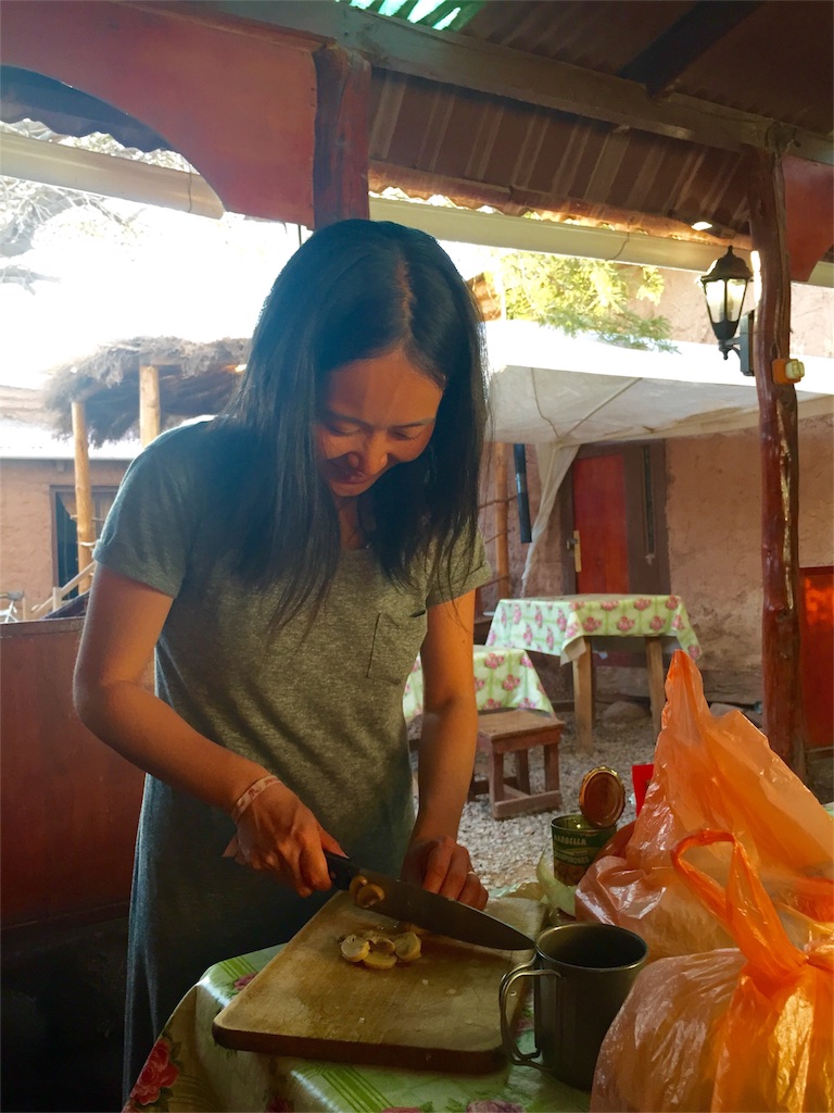 アタカマの宿のキッチンでマッシュルームを切る