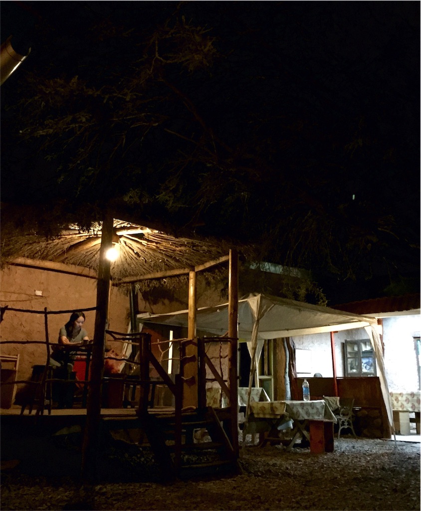 アタカマの快適宿の中庭の夜の様子