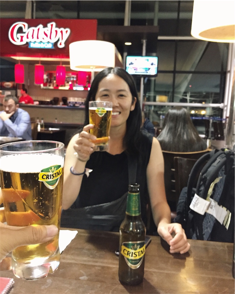 飛行機の遅れで空港泊となりビールで乾杯