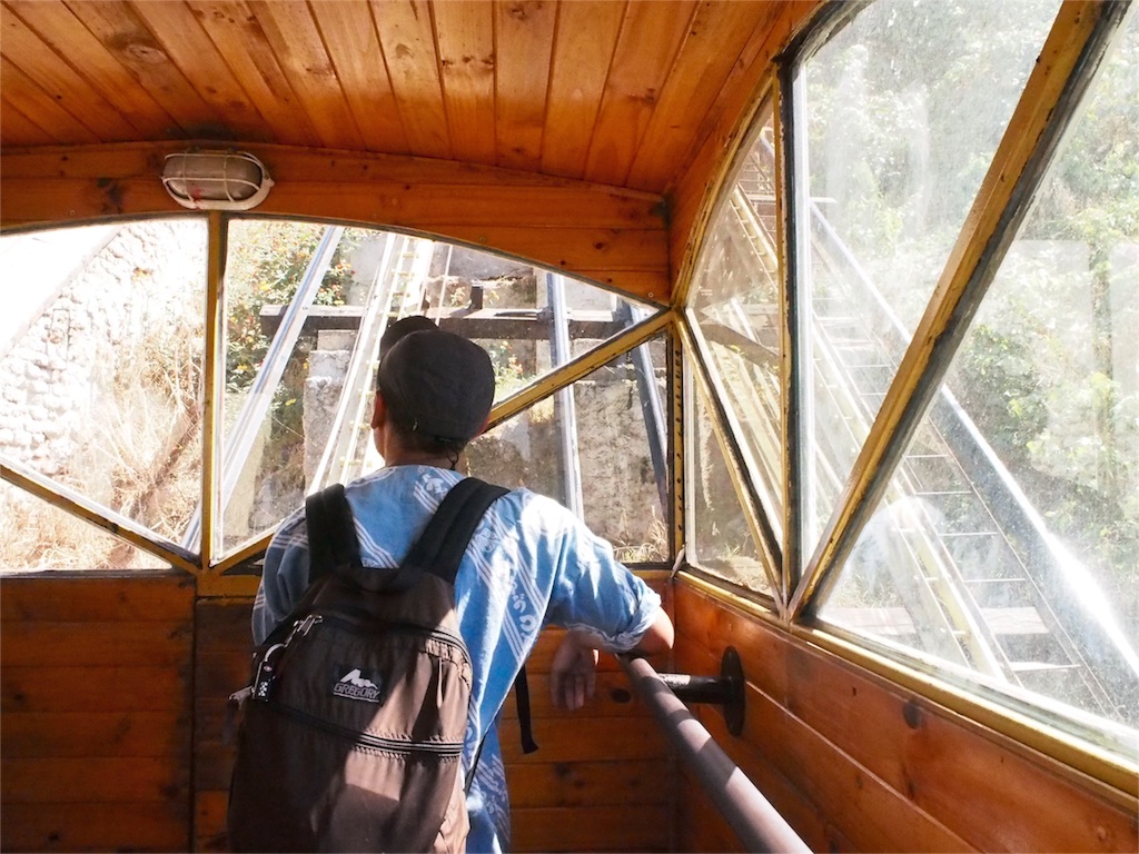 バルパライソのアセンソール車内は木目調