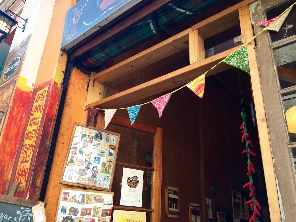 お洒落雑貨屋さんは入口に旗がある