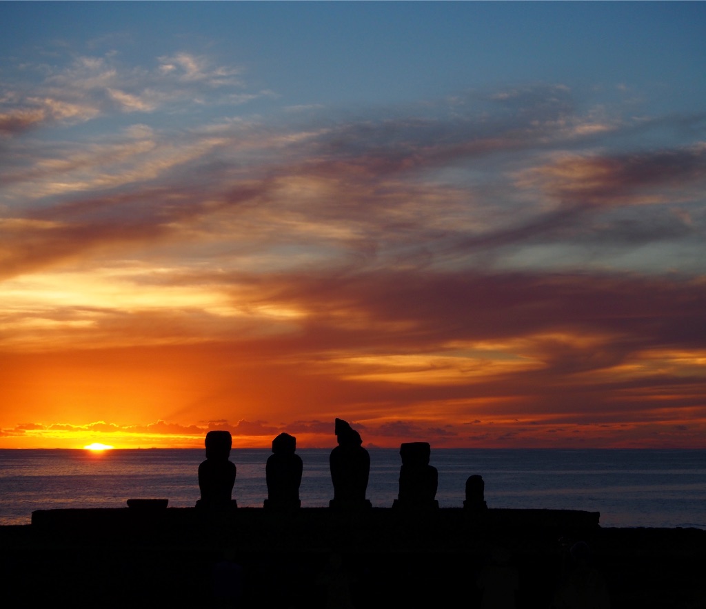 イースター島のモアイと夕日