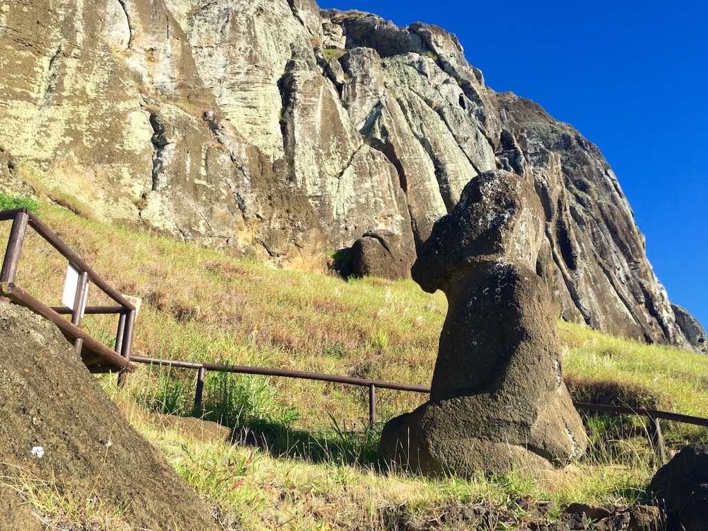 正座しているモアイ