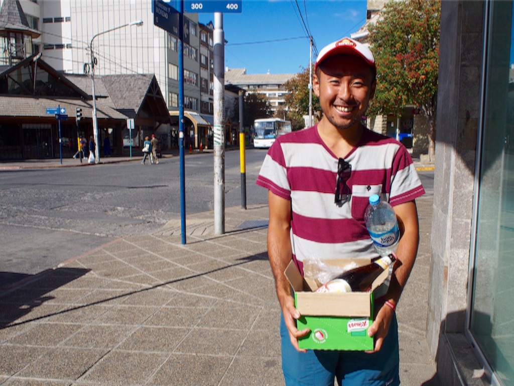 買い出しに行くと お持ち帰りはダンボールで...エコだなぁ♡