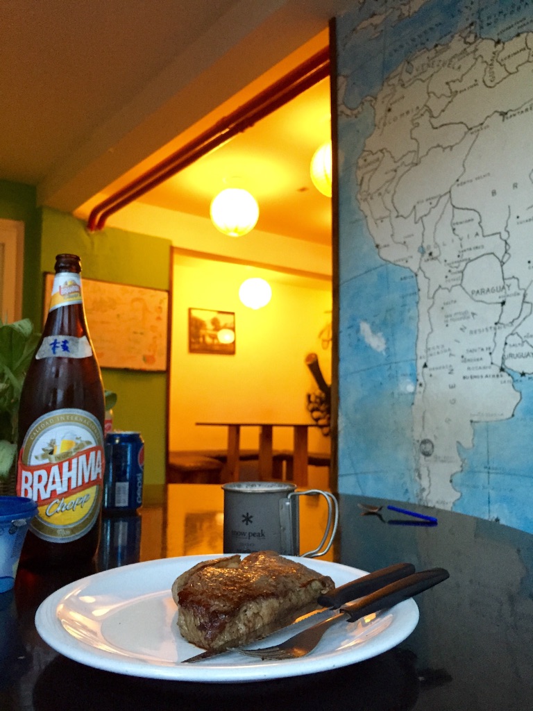 晩ごはんは厚切りステーキとビール