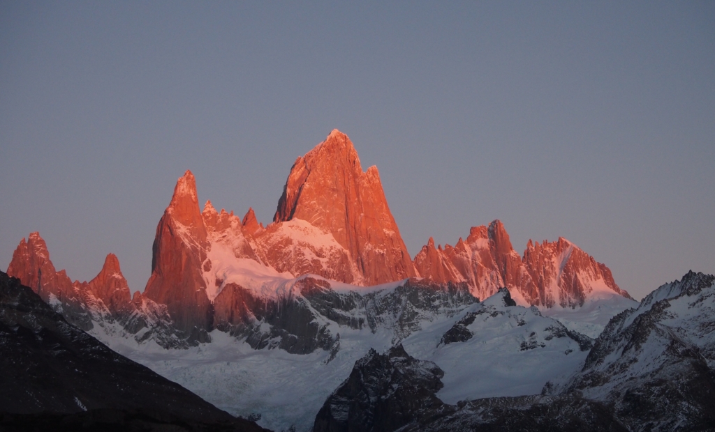 ピンク色に染まり始めたフィッツロイ