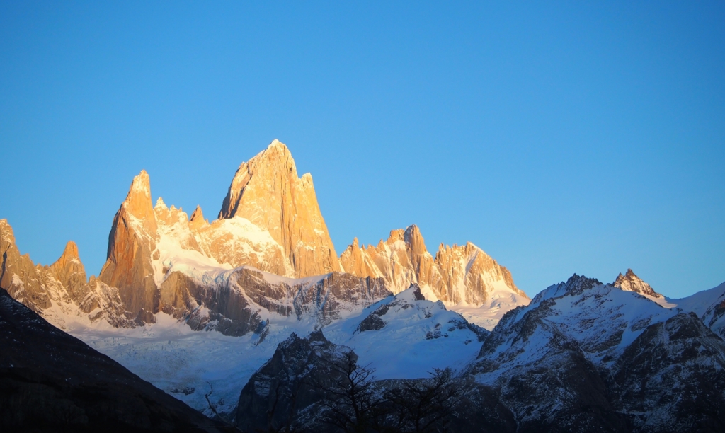 強い日差しを受けて 金色に輝くフィッツロイ