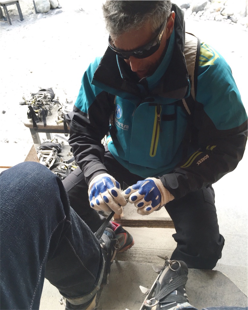 スタッフの方がアイゼンを付けてくれました