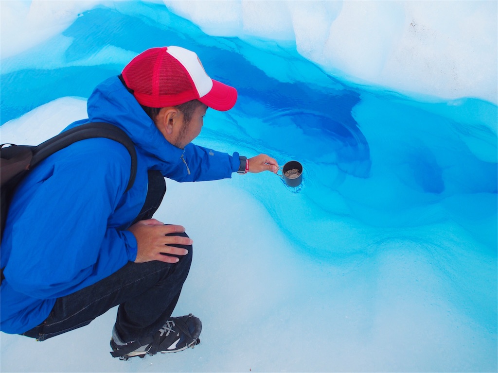 氷河から溶け出した水は真っ青でどこまでも澄んでいました