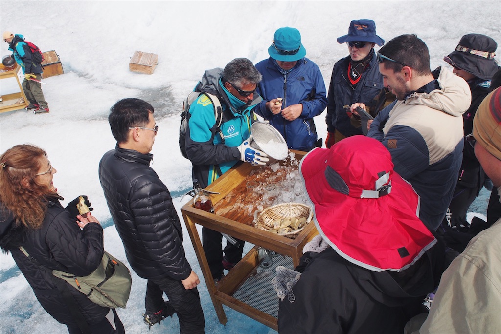 お待ちかねの氷河の氷でウイスキータイム