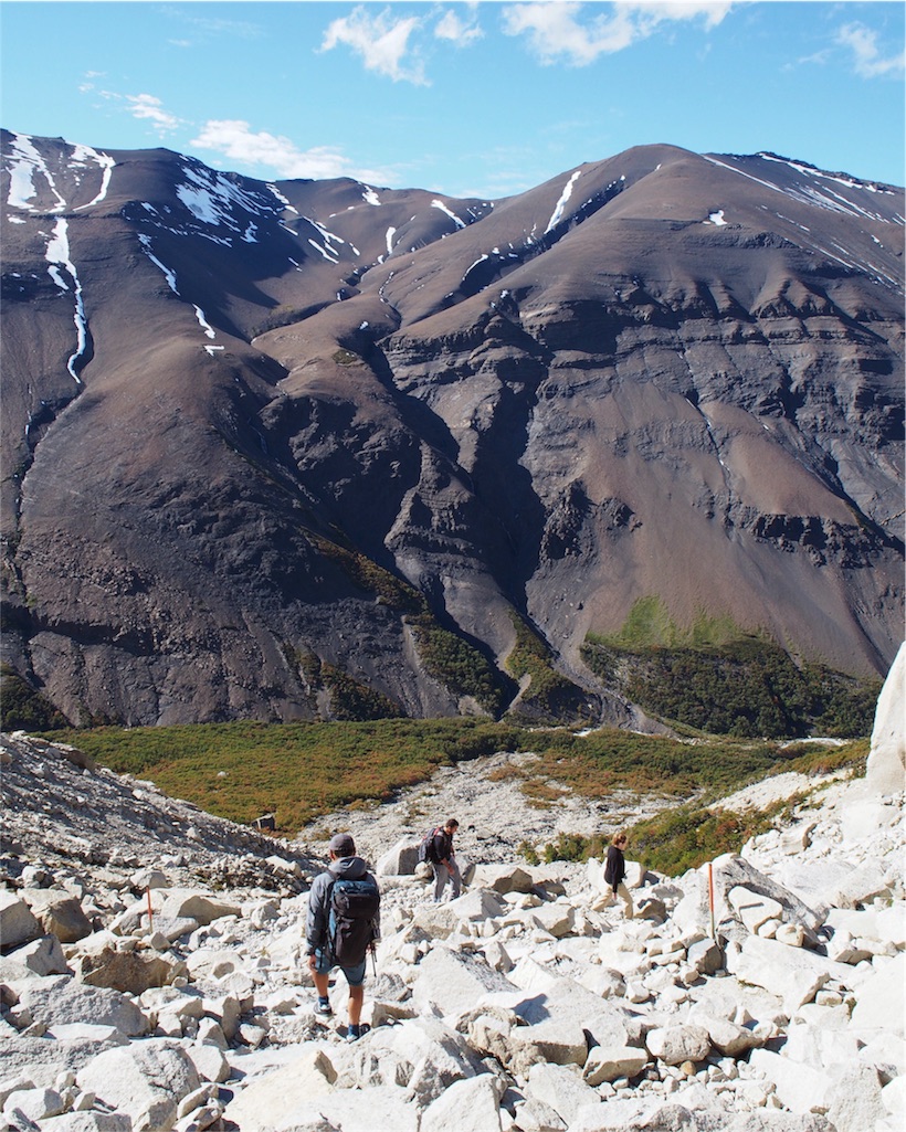下山は足場に気をつけながら慎重に...