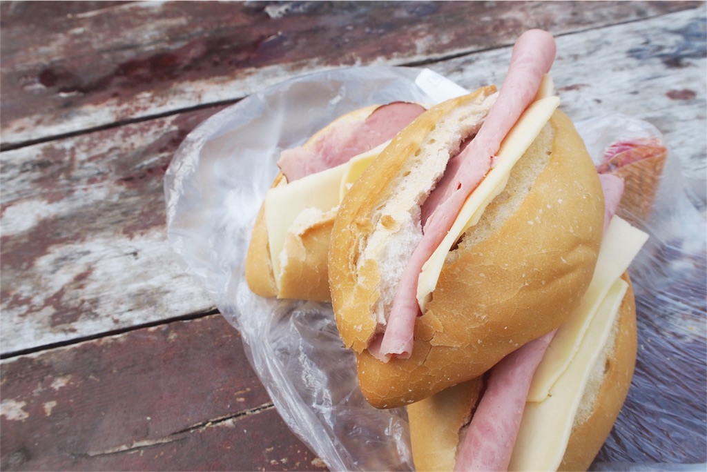 お昼ごはんはハムとチーズのサンドイッチ