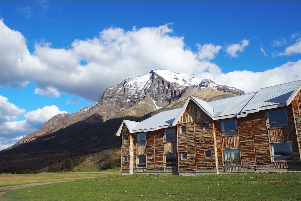 きれいな芝と可愛い小屋の様子