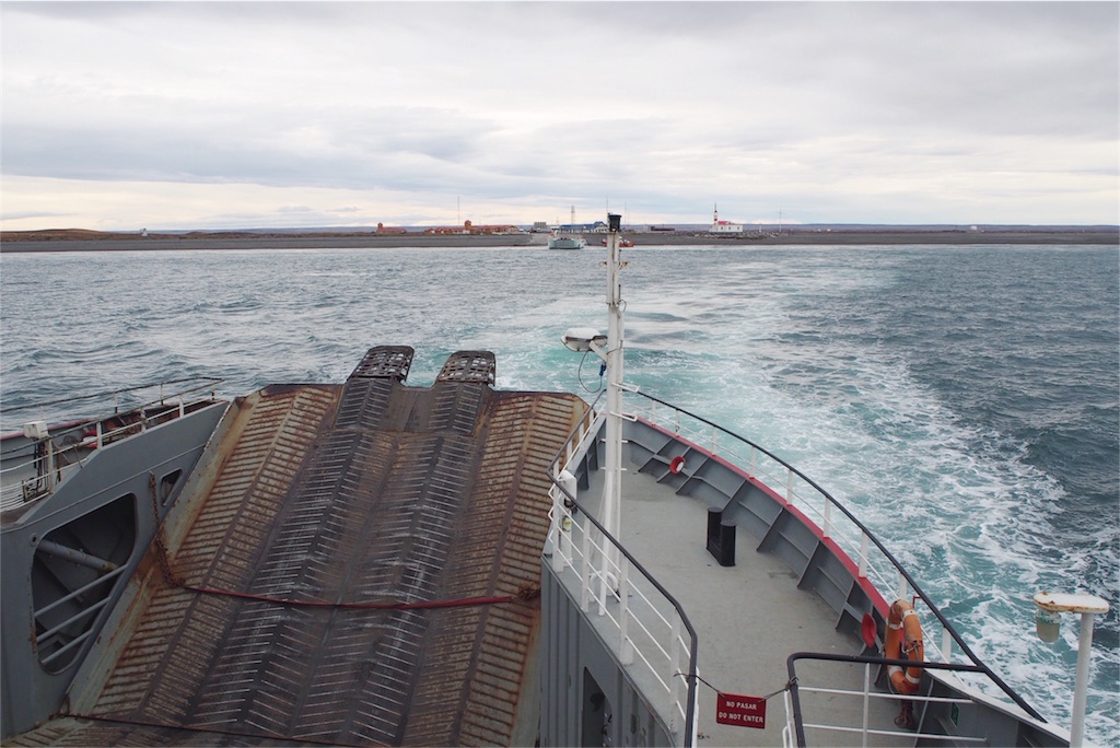 フェリーが出港しマゼラン海峡縦断中