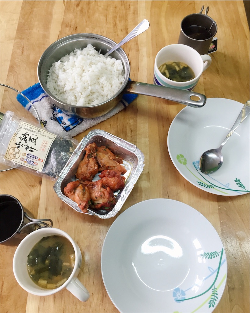 宿のオーナーにおかずをいただきごはんの時間