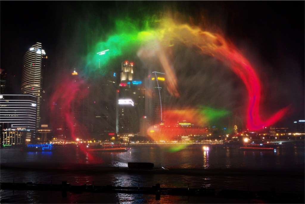 マリーナベイサンズ側から見たショーの様子 その①