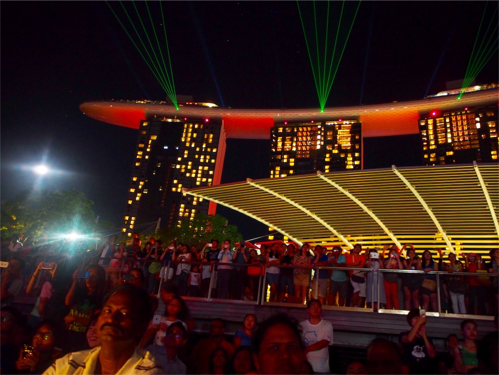 マリーナベイサンズ側から見たショーの様子 その②
