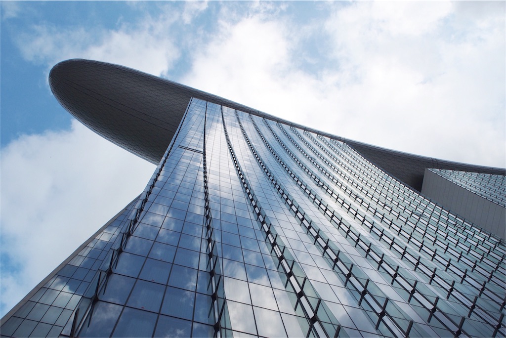 どどーんとそびえ立つマリーナベイサンズ