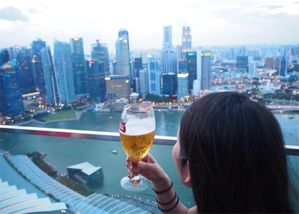 夕暮れ時のバーからの景色