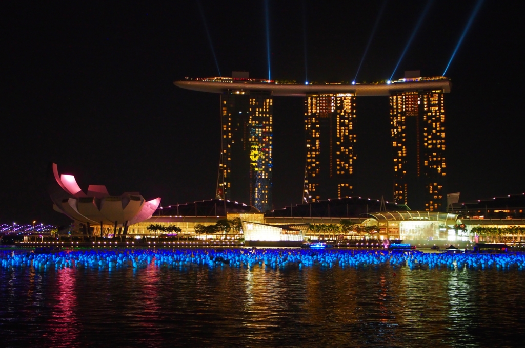 マリーナベイ側から見たショーの様子