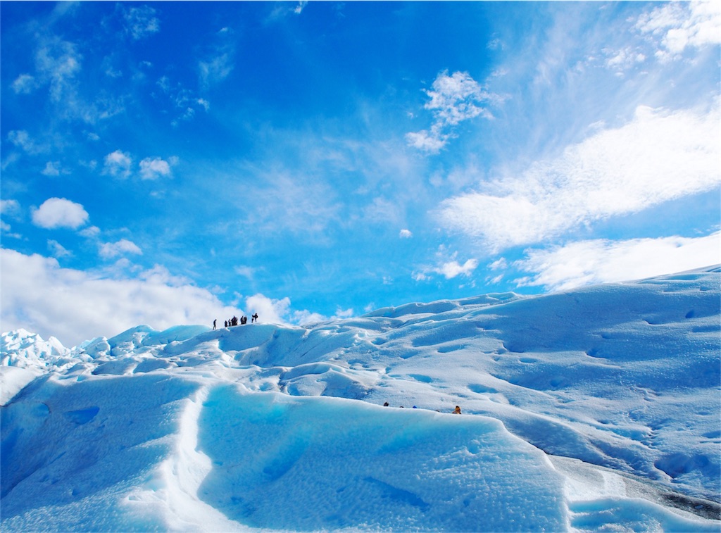 氷河の溶け出した水はとても青く澄んでいて綺麗