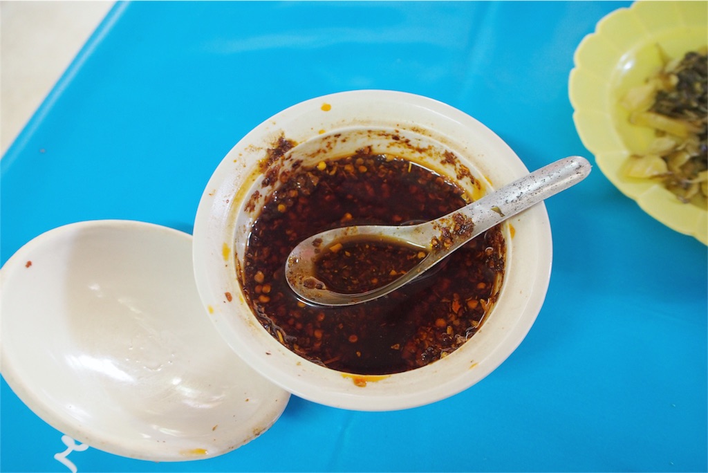 カオソーイには欠かせない辛味の調味料