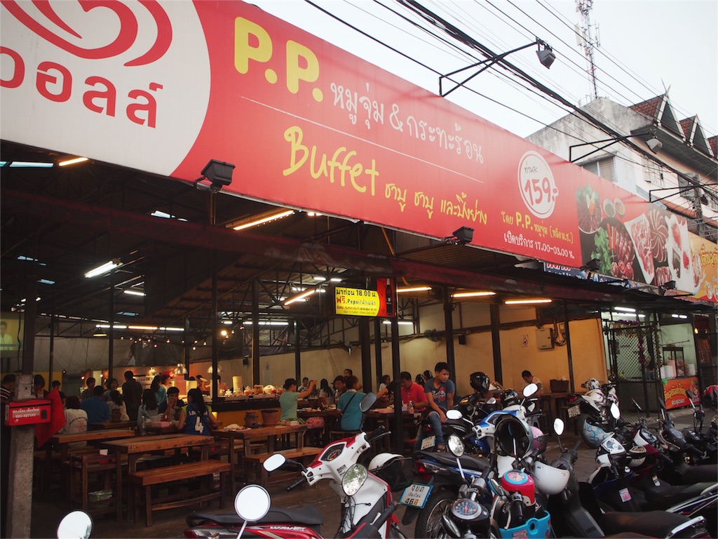 この日は焼肉とお鍋の食べ放題のお店へ