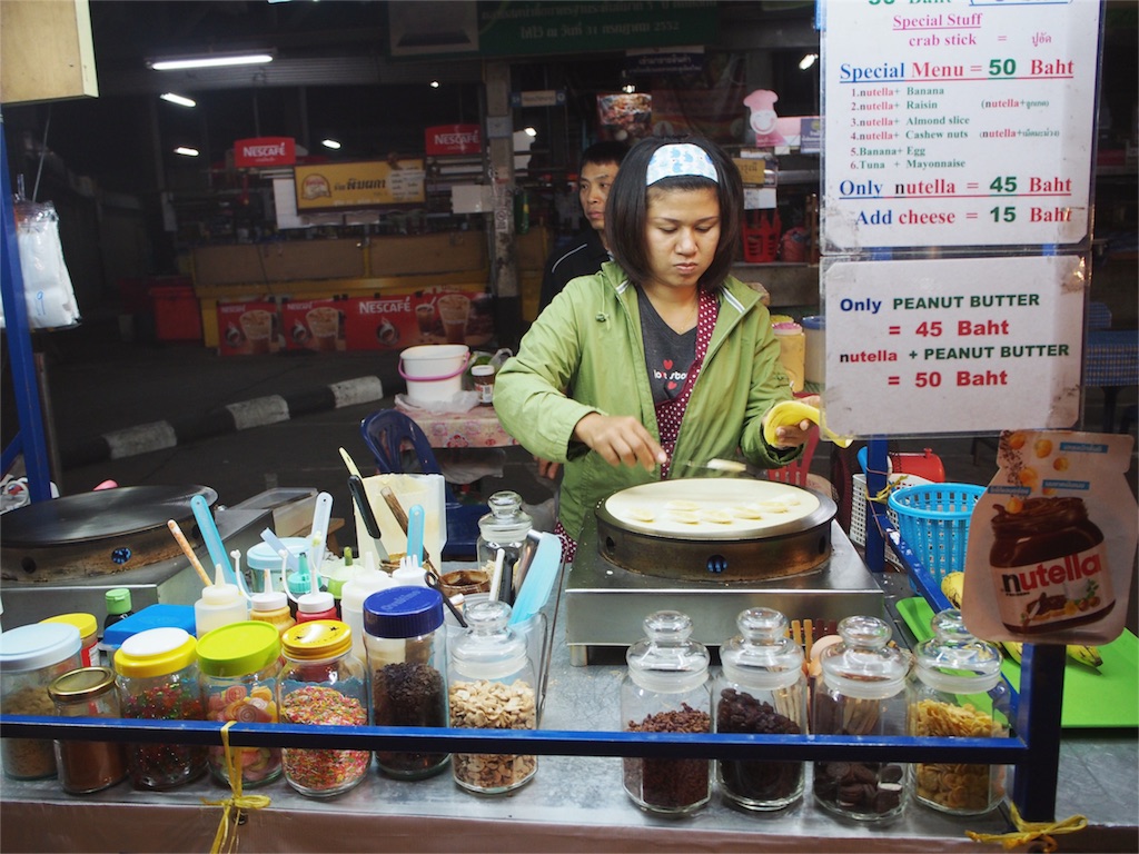 Bumrung Buri通りに夜に出るクレープ屋台