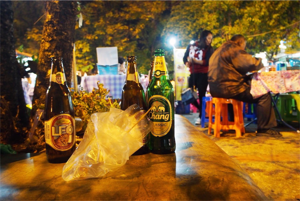 食べたいものと飲み物を買ったら広場へ移動