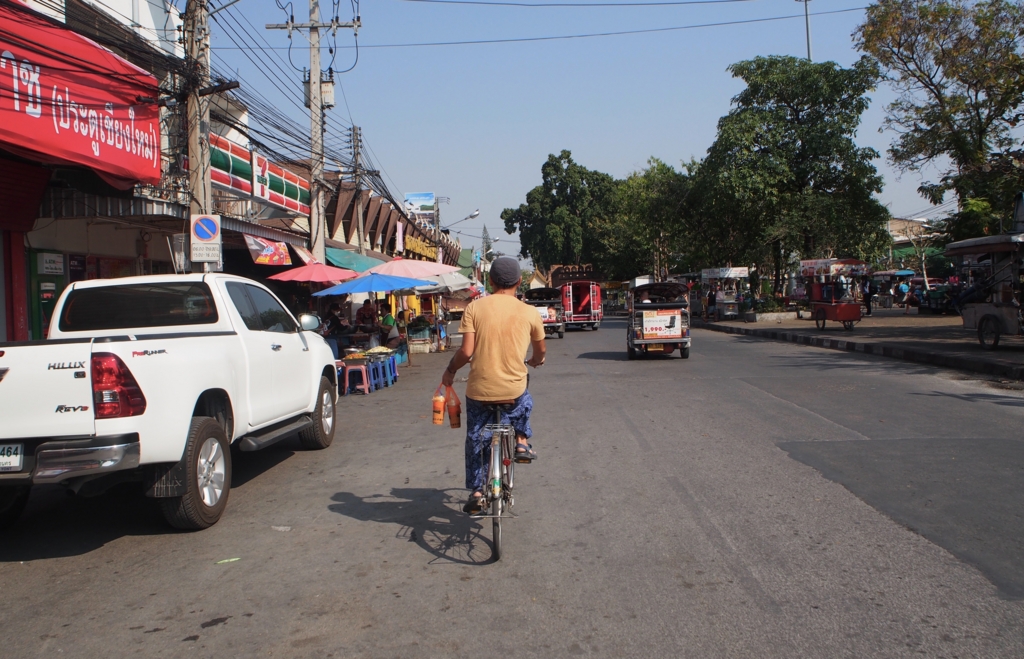テイクアウトして自転車でピューっと帰宅中(笑)