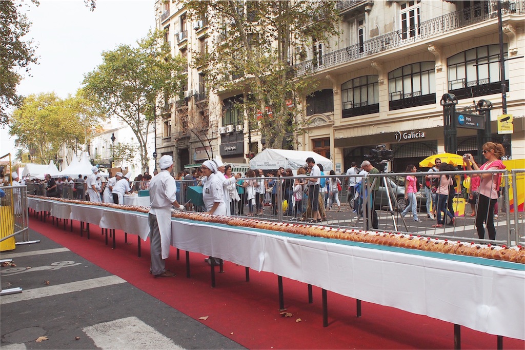 お散歩途中にものすごーく長い物体を発見!