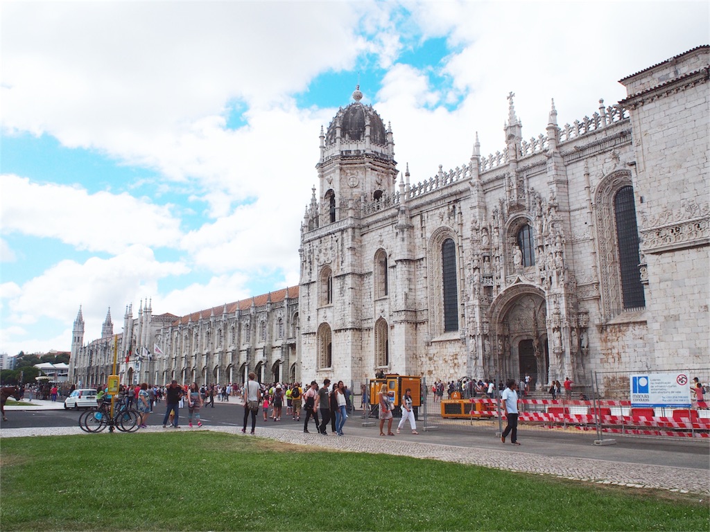 世界遺産のジェロニモス修道院の前で食べるこの食べることに