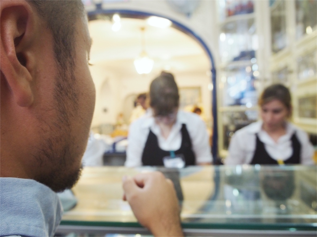 パスティス デ ベレンのテイクアウト用カウンターにて