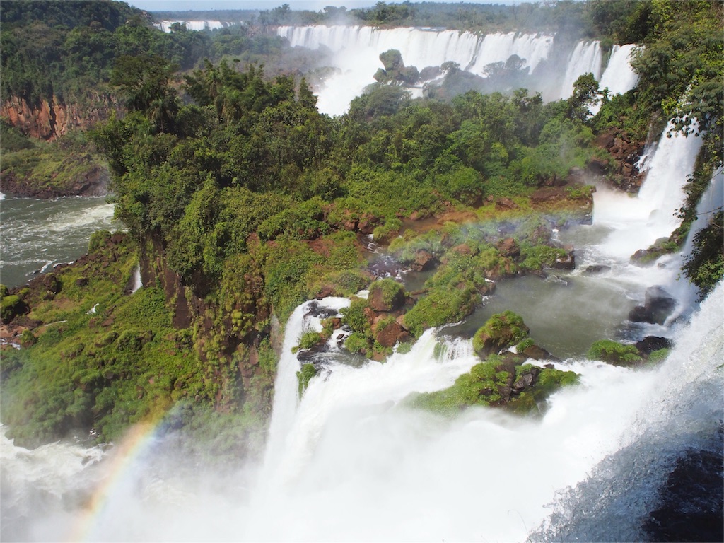 虹がかかって美しいイグアスの滝