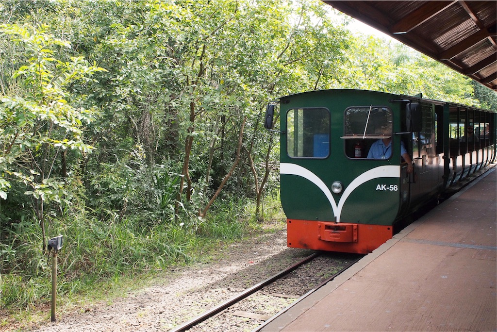 次の場所へはミニ電車で向かうことに