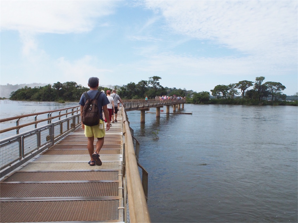 川の上の遊歩道は視界が開けて気持ち良いー