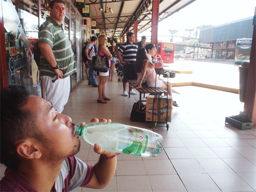 パラグアイへ向かうバス待ち待ち中