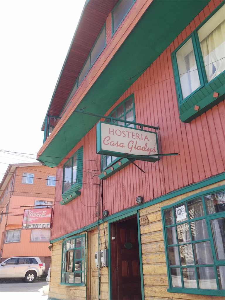 カラフルな宿の外観