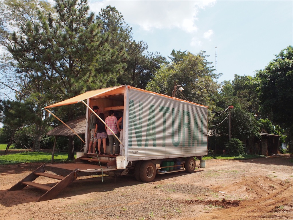 空き地にコンテナのスイーツ屋さん発見♡