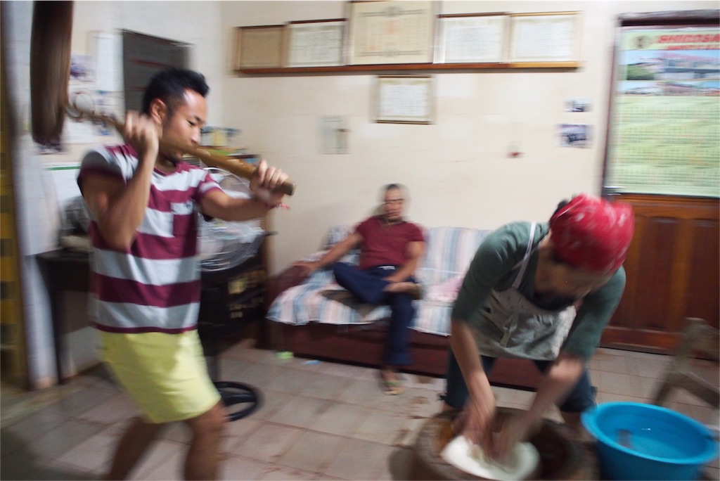 この日は朝5時起きで餅つきスタート