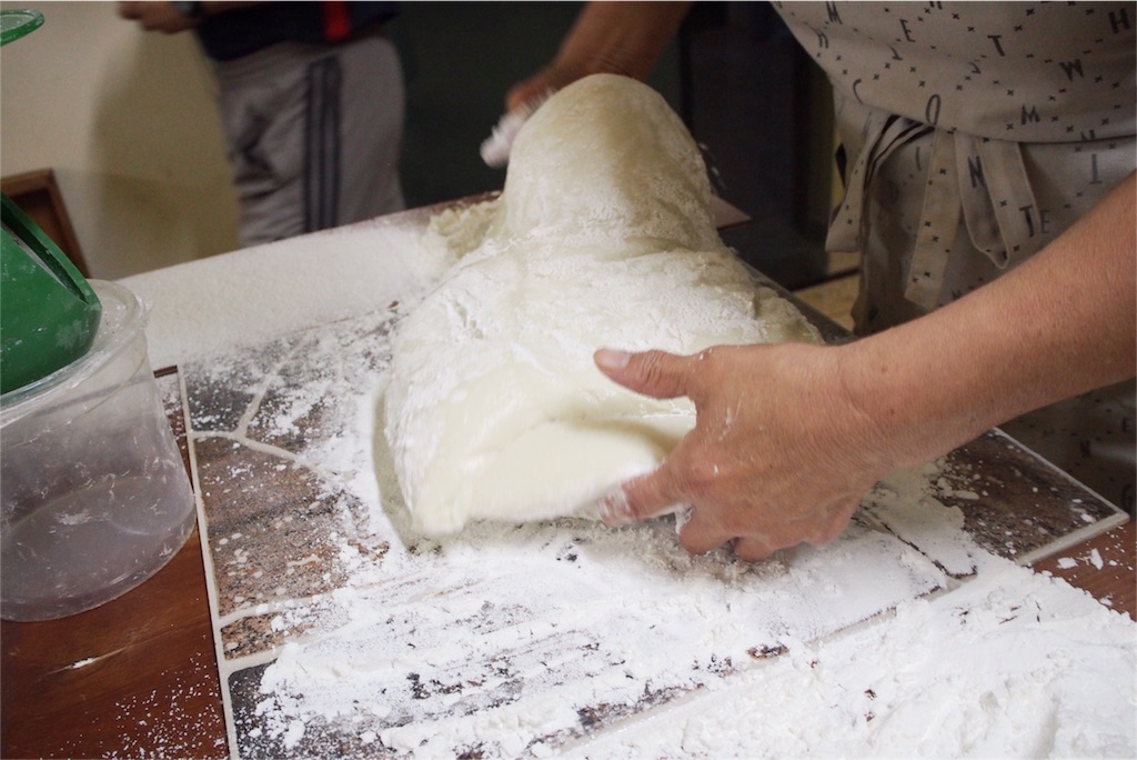 つきたてのお餅は丸餅にして出荷します