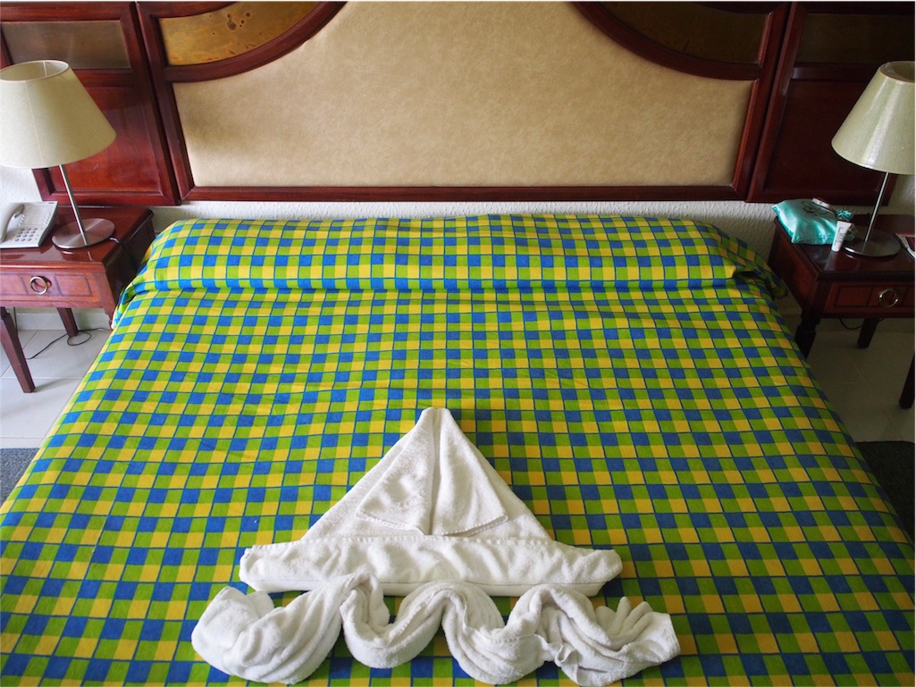 ベッドメイキングの後に置かれるタオルアート その①