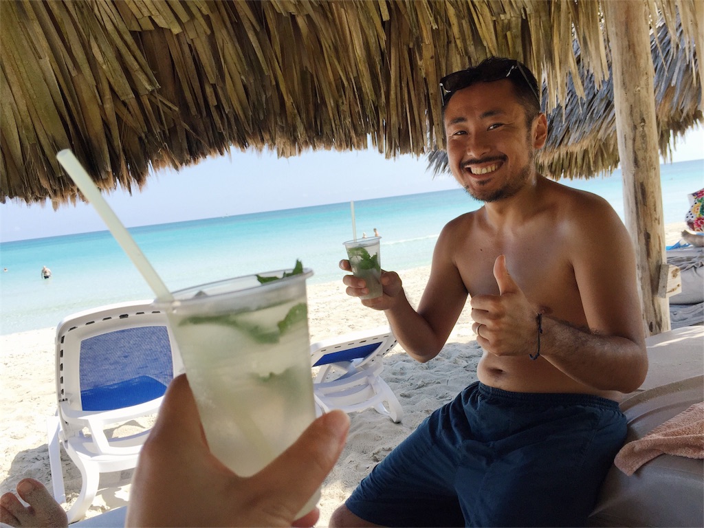 プライベートビーチにあるベッド席にて